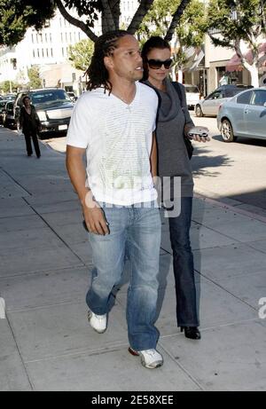 La star del calcio galassia di Los Angeles Cobi Jones e un amico si divertono a passeggiare lungo Robertson Blvd. A Los Angeles, California. 11/15/07. [[wam]] Foto Stock