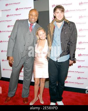 Orlando Jones, Anthony Anderson, Richard Burgi, Monique Coleman, Hans Klok, Chris Kirkpatrick, Miss USA Rachel Smith, Miss Universo Riyo Mori, gene Simmons, Sugar Ray Leonard, Holly Robinson Peete, Kristin Chenoweth, Lee Pace, Chi McBride, Rex Lee, Luke Ptimerry, Mary Lynn Rajskub, Millia Partecipa alla grande apertura di Planet Hollywood a Las Vegas, Nevada. 11/17/07. [[cas]] Foto Stock