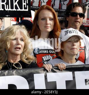 I Teamsters, la SAG e altri sindacati hanno mostrato la loro solidarietà con l'impressionante WGA unendosi ad un raduno massiccio e marcia a Hollywood. Tra le celebrità in prima linea vi erano Sandra Oh, Julia Louis Dreyfus, Frances Fisher, Connie Stevens, Alan Rosenberg e James L. Brooks, tra gli altri. Sono stati visti anche Bill Paxton, il senatore John Edwards e Jenna Elfman. Alicia Keyes ha suonato in un rally che precede la quasi lunga marcia di Hollywood Blvd. Los Angeles, California. 11/20/07. [[WAM]] Foto Stock