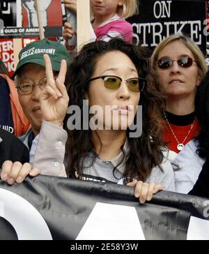 I Teamsters, la SAG e altri sindacati hanno mostrato la loro solidarietà con l'impressionante WGA unendosi ad un raduno massiccio e marcia a Hollywood. Tra le celebrità in prima linea vi erano Sandra Oh, Julia Louis Dreyfus, Frances Fisher, Connie Stevens, Alan Rosenberg e James L. Brooks, tra gli altri. Sono stati visti anche Bill Paxton, il senatore John Edwards e Jenna Elfman. Alicia Keyes ha suonato in un rally che precede la quasi lunga marcia di Hollywood Blvd. Los Angeles, California. 11/20/07. [[WAM]] Foto Stock