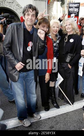 I Teamsters, la SAG e altri sindacati hanno mostrato la loro solidarietà con l'impressionante WGA unendosi ad un raduno massiccio e marcia a Hollywood. Tra le celebrità in prima linea vi erano Sandra Oh, Julia Louis Dreyfus, Frances Fisher, Connie Stevens, Alan Rosenberg e James L. Brooks, tra gli altri. Sono stati visti anche Bill Paxton, il senatore John Edwards e Jenna Elfman. Alicia Keyes ha suonato in un rally che precede la quasi lunga marcia di Hollywood Blvd. Los Angeles, California. 11/20/07. [[WAM]] Foto Stock