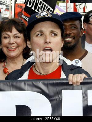 I Teamsters, la SAG e altri sindacati hanno mostrato la loro solidarietà con l'impressionante WGA unendosi ad un raduno massiccio e marcia a Hollywood. Tra le celebrità in prima linea vi erano Sandra Oh, Julia Louis Dreyfus, Frances Fisher, Connie Stevens, Alan Rosenberg e James L. Brooks, tra gli altri. Sono stati visti anche Bill Paxton, il senatore John Edwards e Jenna Elfman. Alicia Keyes ha suonato in un rally che precede la quasi lunga marcia di Hollywood Blvd. Los Angeles, California. 11/20/07. [[WAM]] Foto Stock