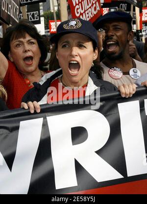 I Teamsters, la SAG e altri sindacati hanno mostrato la loro solidarietà con l'impressionante WGA unendosi ad un raduno massiccio e marcia a Hollywood. Tra le celebrità in prima linea vi erano Sandra Oh, Julia Louis Dreyfus, Frances Fisher, Connie Stevens, Alan Rosenberg e James L. Brooks, tra gli altri. Sono stati visti anche Bill Paxton, il senatore John Edwards e Jenna Elfman. Alicia Keyes ha suonato in un rally che precede la quasi lunga marcia di Hollywood Blvd. Los Angeles, California. 11/20/07. [[WAM]] Foto Stock