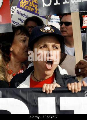 I Teamsters, la SAG e altri sindacati hanno mostrato la loro solidarietà con l'impressionante WGA unendosi ad un raduno massiccio e marcia a Hollywood. Tra le celebrità in prima linea vi erano Sandra Oh, Julia Louis Dreyfus, Frances Fisher, Connie Stevens, Alan Rosenberg e James L. Brooks, tra gli altri. Sono stati visti anche Bill Paxton, il senatore John Edwards e Jenna Elfman. Alicia Keyes ha suonato in un rally che precede la quasi lunga marcia di Hollywood Blvd. Los Angeles, California. 11/20/07. [[WAM]] Foto Stock