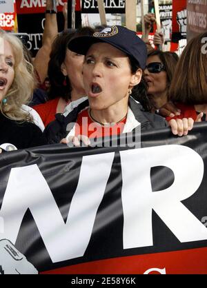 I Teamsters, la SAG e altri sindacati hanno mostrato la loro solidarietà con l'impressionante WGA unendosi ad un raduno massiccio e marcia a Hollywood. Tra le celebrità in prima linea vi erano Sandra Oh, Julia Louis Dreyfus, Frances Fisher, Connie Stevens, Alan Rosenberg e James L. Brooks, tra gli altri. Sono stati visti anche Bill Paxton, il senatore John Edwards e Jenna Elfman. Alicia Keyes ha suonato in un rally che precede la quasi lunga marcia di Hollywood Blvd. Los Angeles, California. 11/20/07. [[WAM]] Foto Stock