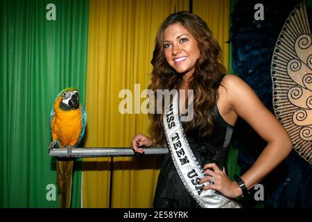 Miss Teen USA Hilary Cruz arriva all'undicesima edizione del Best Buddies Gala e fa amicizia con alcuni animali selvatici locali. Il Gala, che sostiene le persone con disabilità intellettuali in tutto il mondo, è una serata indimenticabile di dono, amicizia e divertimento al Bicentennial Park di Miami. Il tema di quest'anno, un Carnevale brasiliano, dimostra la portata internazionale dei migliori amici e offre una celebrazione dell'arte e della cultura brasiliana. Miami, Florida. 12/01/07. [[fal]] Foto Stock