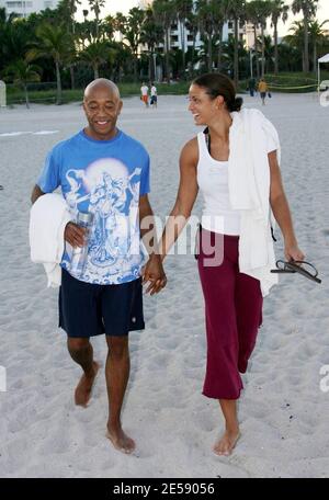 Hip Hop Mogul Russell Simmons colpisce Miami Beach con la sua nuova ragazza, modello Porschla Coleman. Miami Beach, Florida. 12/4/07. [[mab]] Foto Stock