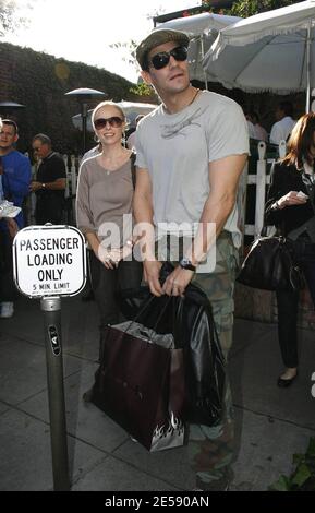 David Boreanaz, star delle ossa, e la moglie dell'attrice (e l'ex Playboy Playmate) Jaime Bergman, gustatevi il pranzo all'Ivy e poi lo shopping nella boutique alla moda Intermix. Los Angeles, California. 12/5/07. [[wam]] Foto Stock