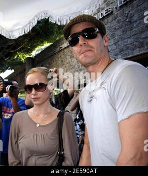 David Boreanaz, star delle ossa, e la moglie dell'attrice (e l'ex Playboy Playmate) Jaime Bergman, gustatevi il pranzo all'Ivy e poi lo shopping nella boutique alla moda Intermix. Los Angeles, California. 12/5/07. [[wam]] Foto Stock