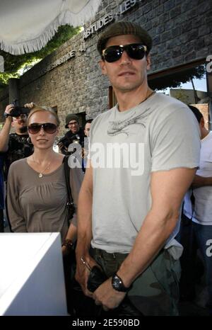 David Boreanaz, star delle ossa, e la moglie dell'attrice (e l'ex Playboy Playmate) Jaime Bergman, gustatevi il pranzo all'Ivy e poi lo shopping nella boutique alla moda Intermix. Los Angeles, California. 12/5/07. [[wam]] Foto Stock