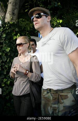 David Boreanaz, star delle ossa, e la moglie dell'attrice (e l'ex Playboy Playmate) Jaime Bergman, gustatevi il pranzo all'Ivy e poi lo shopping nella boutique alla moda Intermix. Los Angeles, California. 12/5/07. [[wam]] Foto Stock