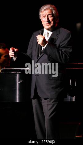 Tony Bennett si esibisce in concerto presso il Broward Center for the Performing Arts Au Rene Theatre. Piedi Lauderdale, Florida. 12/6/07 [[cam]] Foto Stock