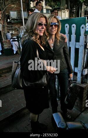 Sheryl Crow e Rita Wilson gusteranno insieme il pranzo all'Ivy a West Hollywood, California. 12/13/07. [[laj]] Foto Stock