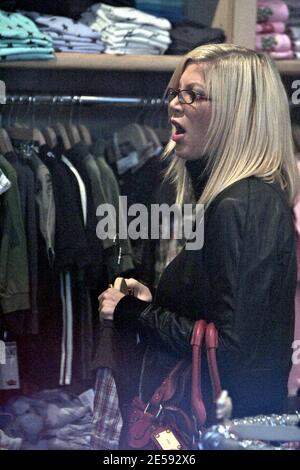 Tori Spelling serve il pranzo all'Ivy e va a fare acquisti di vestiti per bambini su Robertson Blvd. A West Hollywood. Los Angeles, California. 12/20/2007. [[laj wam]] Foto Stock