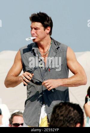 L'ospite 'Extreme Makeover: Home Edition' Ty Pennington si rilassa al sole a Miami Beach con un'amica. Miami Beach, Florida. 12/21/07. [[tag mab]] Foto Stock