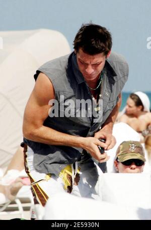 L'ospite 'Extreme Makeover: Home Edition' Ty Pennington si rilassa al sole a Miami Beach con un'amica. Miami Beach, Florida. 12/21/07. [[tag mab]] Foto Stock