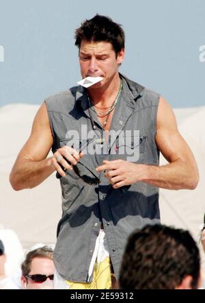 L'ospite 'Extreme Makeover: Home Edition' Ty Pennington si rilassa al sole a Miami Beach con un'amica. Miami Beach, Florida. 12/21/07. [[tag mab]] Foto Stock