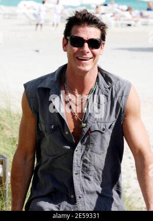 L'ospite 'Extreme Makeover: Home Edition' Ty Pennington si rilassa al sole a Miami Beach con un'amica. Miami Beach, Florida. 12/21/07. [[tag mab]] Foto Stock