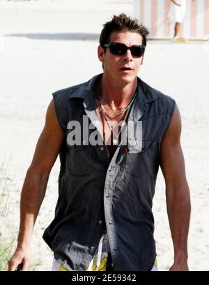 L'ospite 'Extreme Makeover: Home Edition' Ty Pennington si rilassa al sole a Miami Beach con un'amica. Miami Beach, Florida. 12/21/07. [[tag mab]] Foto Stock