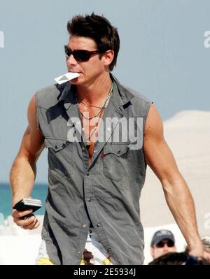 L'ospite 'Extreme Makeover: Home Edition' Ty Pennington si rilassa al sole a Miami Beach con un'amica. Miami Beach, Florida. 12/21/07. [[tag mab]] Foto Stock