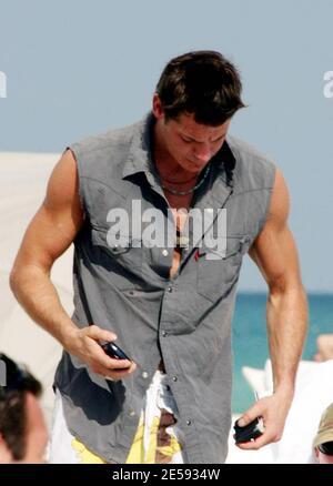 L'ospite 'Extreme Makeover: Home Edition' Ty Pennington si rilassa al sole a Miami Beach con un'amica. Miami Beach, Florida. 12/21/07. [[tag mab]] Foto Stock