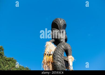 Tauranga Nuova zelanda - maggio 31 2014; tradizionale Maori totem carve palo contro cielo blu. Foto Stock