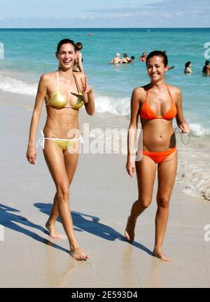 Esclusiva!! Melissa Satta e un amico fate una passeggiata a Miami Beach, Florida. 12/26/07. [[mab]] Foto Stock