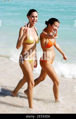 Esclusiva!! Melissa Satta e un amico fate una passeggiata a Miami Beach, Florida. 12/26/07. [[mab]] Foto Stock