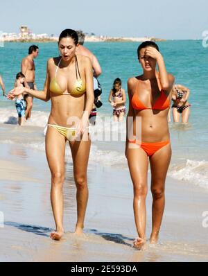 Esclusiva!! Melissa Satta e un amico fate una passeggiata a Miami Beach, Florida. 12/26/07. [[mab]] Foto Stock