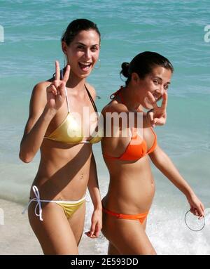 Esclusiva!! Melissa Satta e un amico fate una passeggiata a Miami Beach, Florida. 12/26/07. [[mab]] Foto Stock