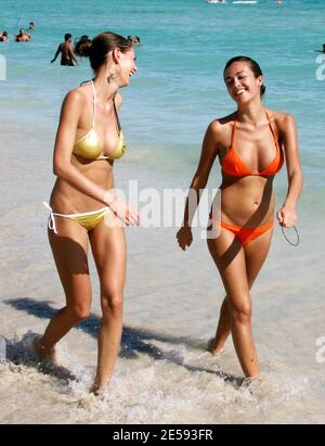 Esclusiva!! Melissa Satta e un amico fate una passeggiata a Miami Beach, Florida. 12/26/07. [[mab]] Foto Stock
