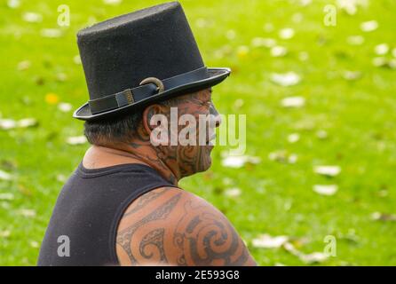 TAURANGA, NUOVA ZELANDA - 3 aprile 2020; ; Maori maschio con tradizionalmente tatuato viso e braccio indossando top cappello profilo ritratto. Foto Stock