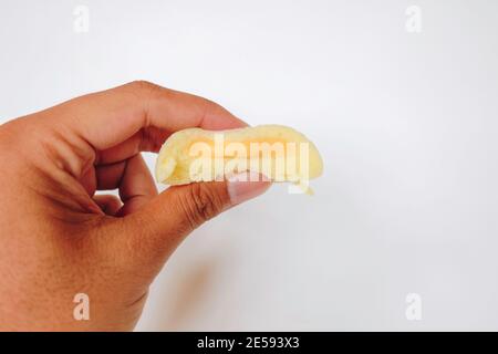 Bakpia Kukus Cake o Bakpia Cake al vapore con gusto formaggio a mano isolato su sfondo bianco. Torta tradizionale Indonesia-cina da yogyakarta Foto Stock