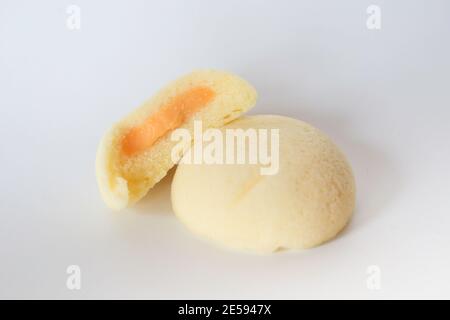 Bakpia Kukus Cake o Bakpia Cake al vapore con gusto formaggio su piastra di legno isolata su sfondo bianco. Indonesia-cina torta tradizionale da yogya Foto Stock