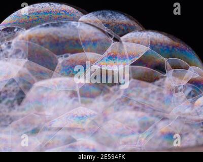 Schiuma di sapone e bolle si avvicinano. Scatto macro. Foto Stock