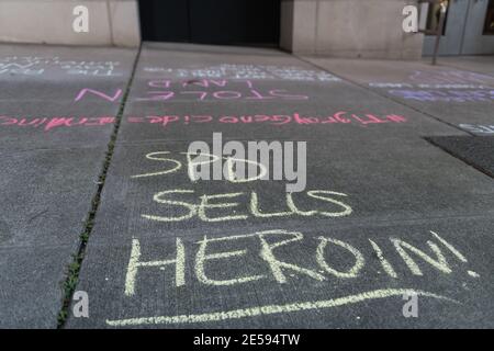 Seattle, Stati Uniti. 23 gennaio 2021: A metà giornata un messaggio di gesso alla marcia per la protesta indigena della sovranità in centro. Foto Stock