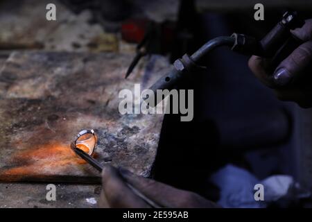 Baghdad. 27 gennaio 2021. Un artigiano lavora su un pezzo di gioielleria nella sua bottega a Baghdad, Iraq, 26 gennaio 2021. Credit: Xinhua/Alamy Live News Foto Stock