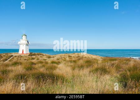 Faro e paesaggio costiero lungo Hetitage passeggiata attraverso Catlins Coast in Southland Nuova Zelanda. Foto Stock