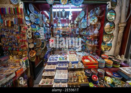 Istanbul / Turchia - 2 Maggio 2019 : Negozi di souvenir e piatti unici in ceramica a motivi geometrici nel Grand Bazaar che sono popolari tra i turisti e la gente del posto. Foto Stock
