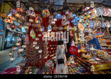 Istanbul / Turchia - 2 maggio 2019 : i negozi di lampade d'epoca sono negozi di souvenir e ceramiche nel Grand Bazaar, popolare tra i turisti e la gente del posto. Foto Stock