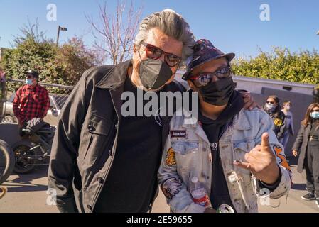 Hollywood, California, Stati Uniti. 26 gennaio 2021. I fan ricordano Edward Van Halen alla presentazione di un Memorial Murale dell'artista Robert Vagas al Guitar Center di W. Hollywood, CA, in merito a quello che sarebbe stato il 66° compleanno di Van Halen, il 26 gennaio 2021. Foto : immagine : comico e attore George Lopez e artista Robert Vargas. Credit: Kevin Estrada/MediaPunch Credit: MediaPunch Inc/Alamy Live News Foto Stock