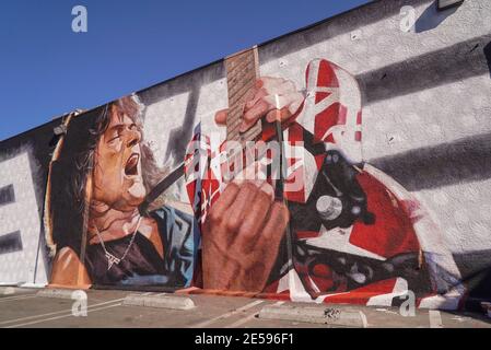 Hollywood, California, Stati Uniti. 26 gennaio 2021. I fan ricordano Edward Van Halen alla presentazione di un Memorial Murale dell'artista Robert Vagas al Guitar Center di W. Hollywood, CA, in merito a quello che sarebbe stato il 66° compleanno di Van Halen, il 26 gennaio 2021. Credit: Kevin Estrada/MediaPunch Credit: MediaPunch Inc/Alamy Live News Foto Stock