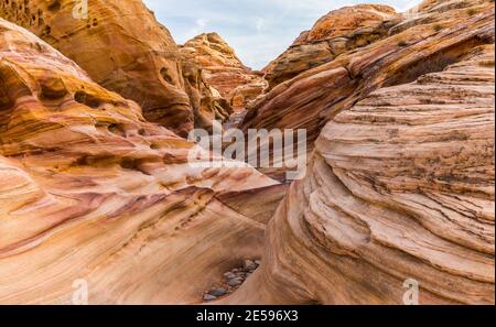 Slot Canyon colorato sul Prospect Trail, Valley of Fire state Park, Nevada, Stati Uniti Foto Stock