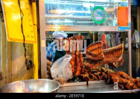 Chinatown, Bangkok, Thailandia - 14 novembre 2020: Un fornitore di cibo vende vari tipi di cibo da asporto. Foto Stock