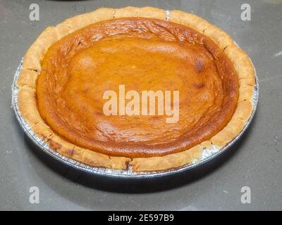 La torta di zucca è una torta da dessert con un ripieno di crema speziata a base di zucca. La zucca è un simbolo del tempo di raccolta, e la torta di zucca è generalmente mangiata Foto Stock