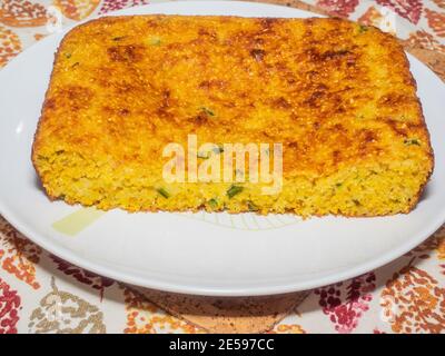 Il pane di mais è un pane veloce contenente farina di mais e una cucina dei nativi americani. Essi sono di solito lievitati da lievito in polvere. Foto Stock