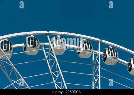 La Perla Ferris Wheel, un'attrazione turistica che si trova a Malecon Simon Bolivar a Guayaquil. Un primo piano delle cabine e un cielo blu chiaro. Foto Stock