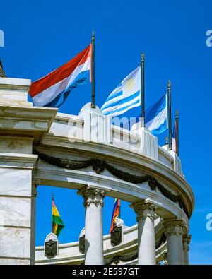 Monumento la rotonda a Malecon Simon Bolivar, Guayaquil, Ecuador. Una giornata di sole senza nuvole e senza gente di questo posto molto turistico. Foto Stock