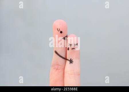 L'arte delle dita delle persone. Il bambino grida, la madre lo rassicura. Foto Stock