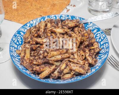 Tradizionali tagliatelle polacche fatte in casa con semi di papavero preparati per Natale. Foto Stock